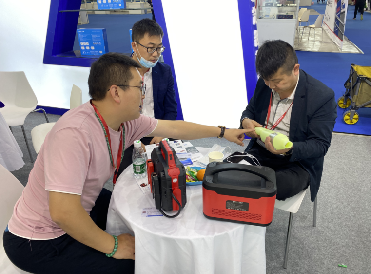 The CARKU booth was hot on the first day of the Beijing International Auto Parts Exhibition