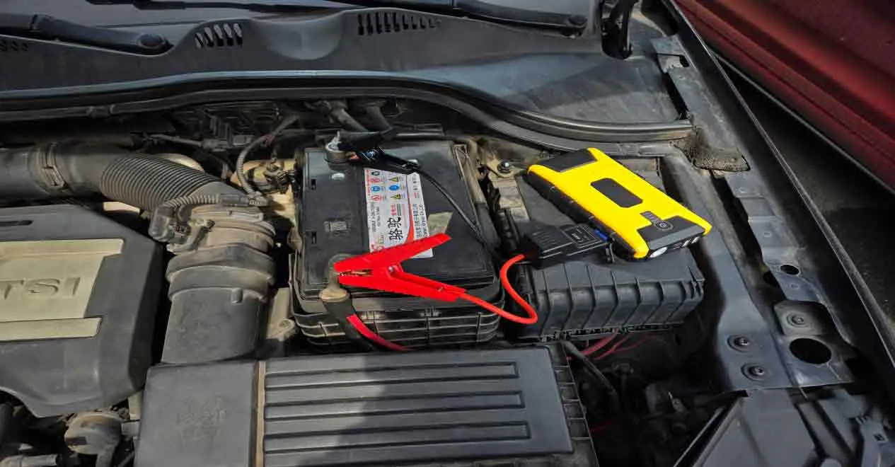 How long does the portable jump starter JS-530 take to charge a car battery?